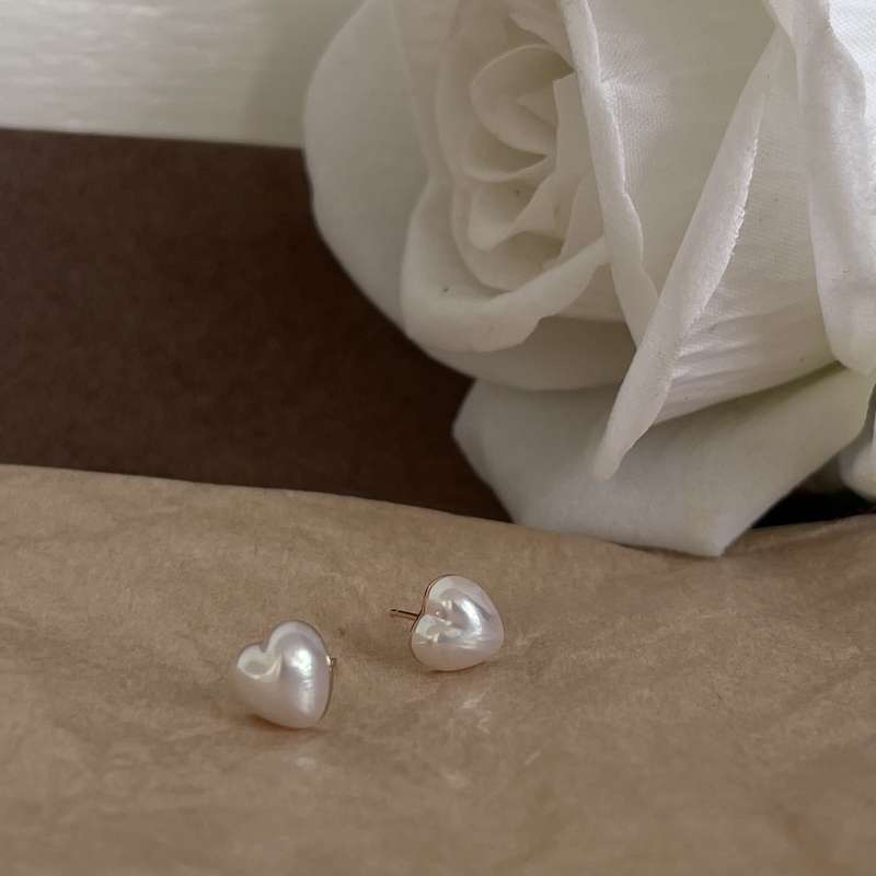 Daily versatile, retro style, imitation marbeet pearl luster s925 silver ear needles, mini heart-shaped ear studs, anti-allergy for women Specification image