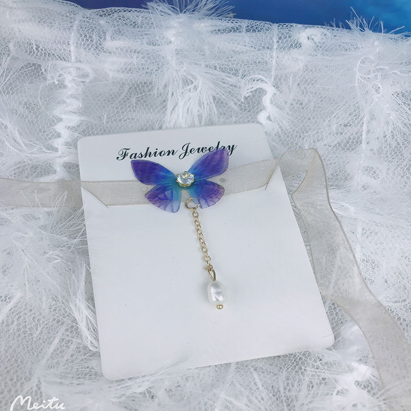 The butterfly in the dream, with a transparent gauze ribbon and glittering diamonds, is a fashionable and elegant pearl zircon short necklace details Picture