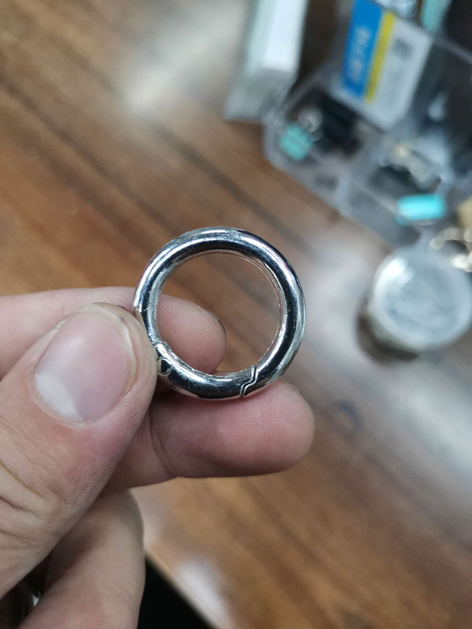Factory direct sales of all kinds of hardware accessories and luggage accessories. There are many styles, complete colors and favorable prices. Alloy open rings. Welcome to customize with samples. details Picture