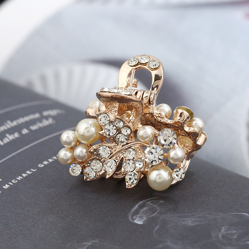 Pearl flower mini grab clip, bangs clip, fashionable Korean-style hair accessory, hair clip, hair grab, headwear details Picture