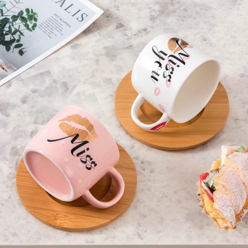 The popular coffee cup is a macaron ceramic coffee cup and saucer with a trendy Korean version of Missyou red lip print