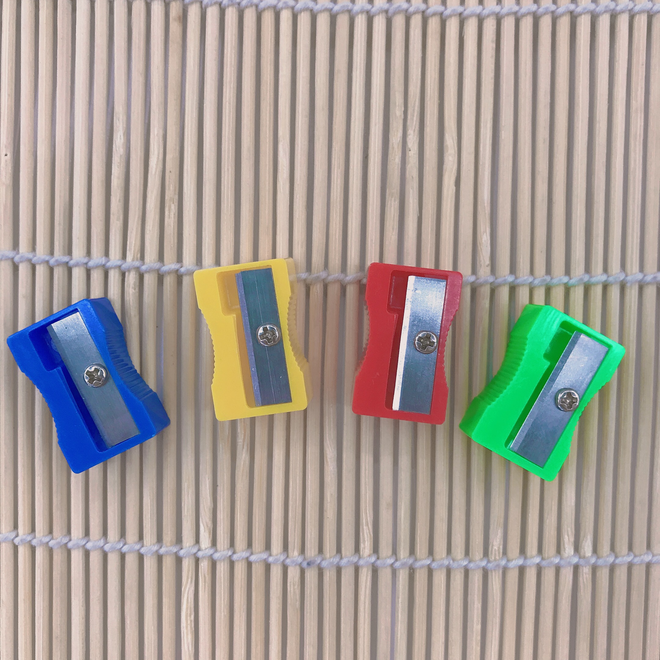 AL-8件套 4个办公橡皮擦加4个卷笔刀吸卡白底实物图