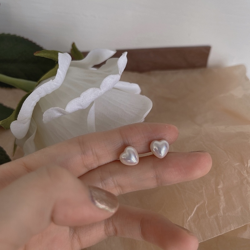 Daily versatile, retro style, imitation marbeet pearl luster s925 silver ear needles, mini heart-shaped ear studs, anti-allergy for women Item Picture