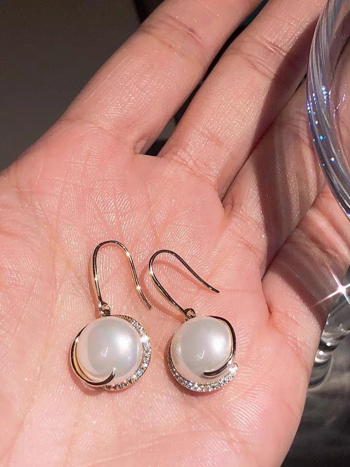 Rimmed pearl earrings details Picture