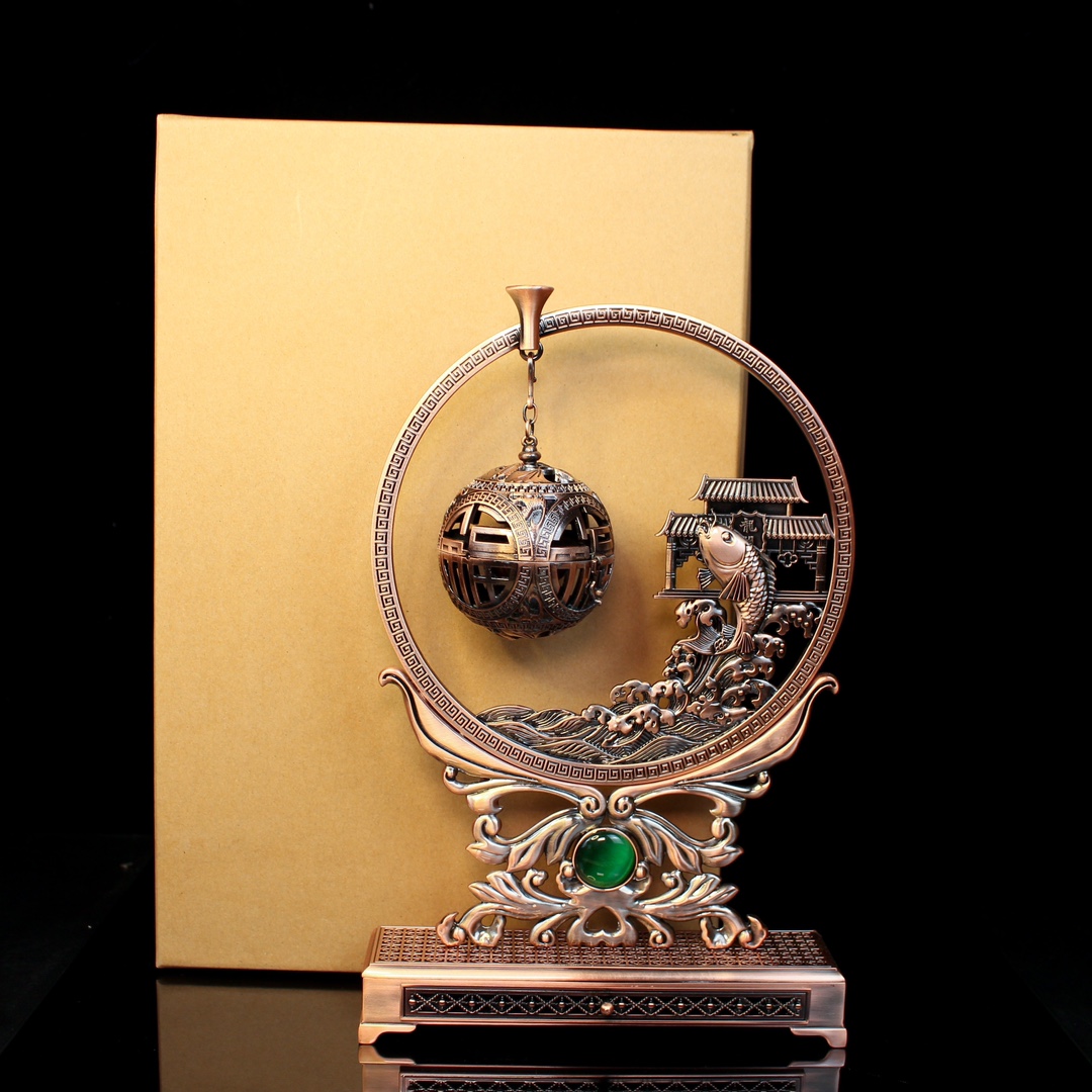 ——【鱼跃龙门吊熏炉】
材质：合金规格：炉宽7cm 架长18.5*高27.5cm说明：配防火棉礼盒