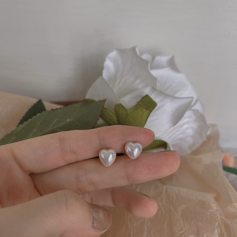 Daily versatile, retro style, imitation marbeet pearl luster s925 silver ear needles, mini heart-shaped ear studs, anti-allergy for women Application Scenario