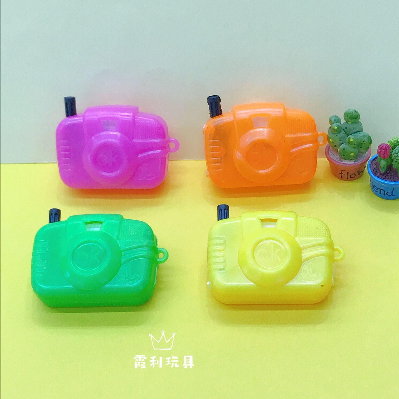 The camera shows the toy gift gashapon