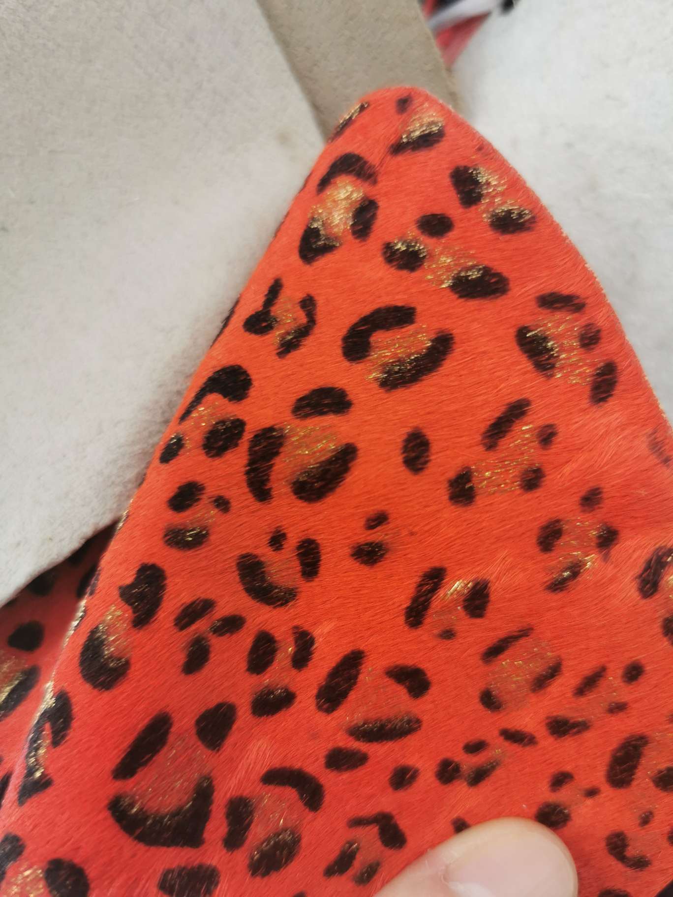 马毛大红色烫金小花纹产品图