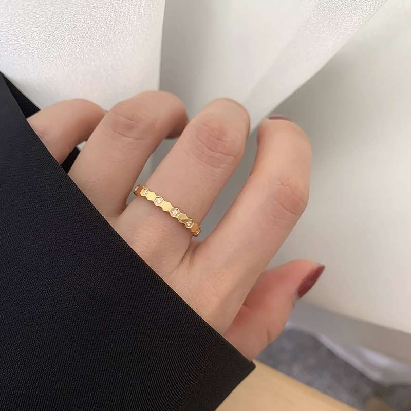 The new Korean version of the simple honeycomb gear diamond ring is the same as the cold style ring worn by female Instagram influencers Specification image