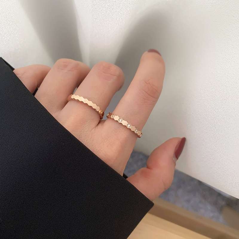 The new Korean version of the simple honeycomb gear diamond ring is the same as the cold style ring worn by female Instagram influencers details Picture