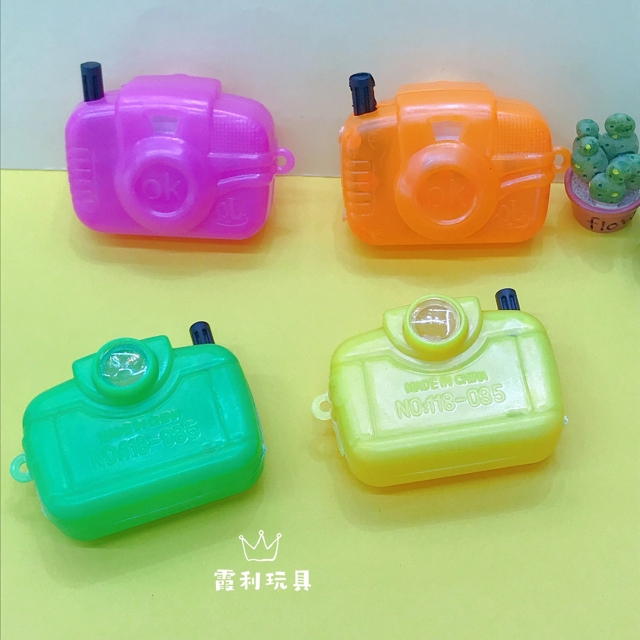 The camera shows the toy gift gashapon detail image 2