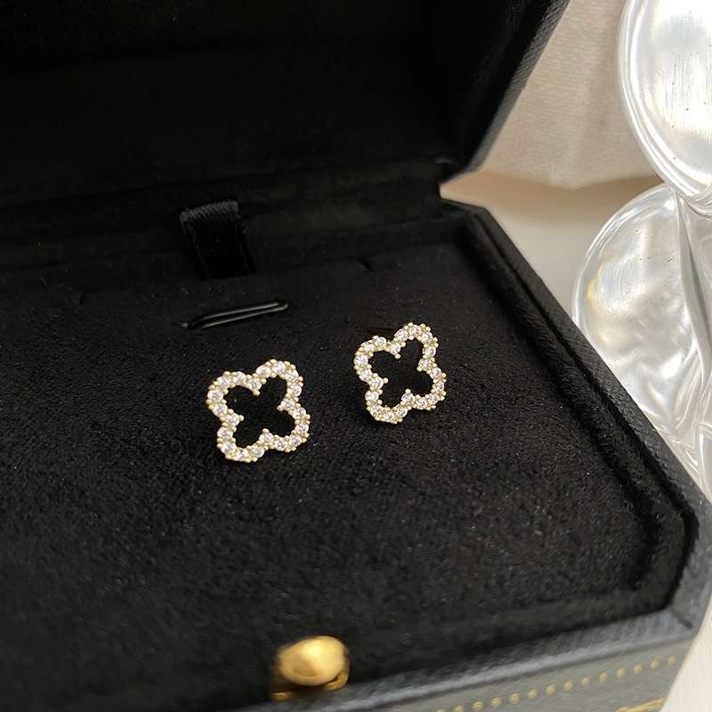 Four-leaf Clover stud earrings for women's summer, a new trendy and high-end style, a high-end brand's light luxury and niche design Item Picture