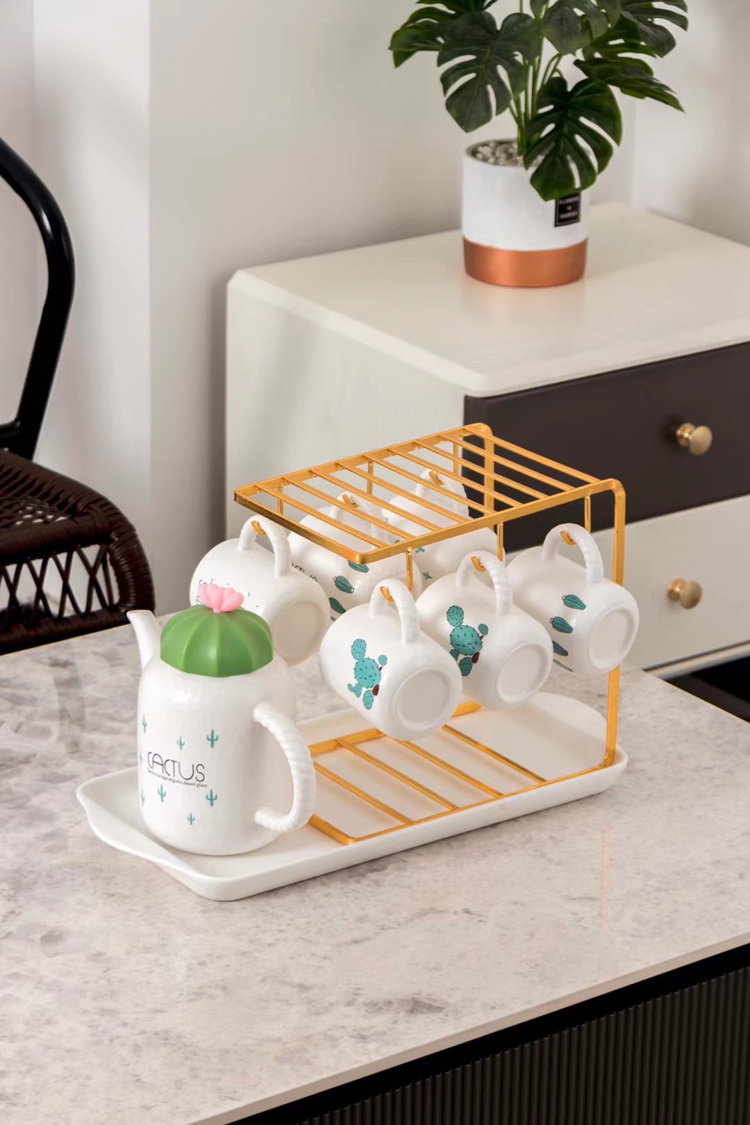 The popular home macaron ceramic coffee cup and saucer, the trendy Korean-style water bottle, the cactus print details Picture