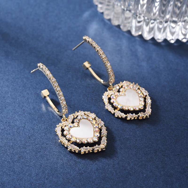 Hong Kong wind high-grade love new sweet girl lovely holiday essential earrings