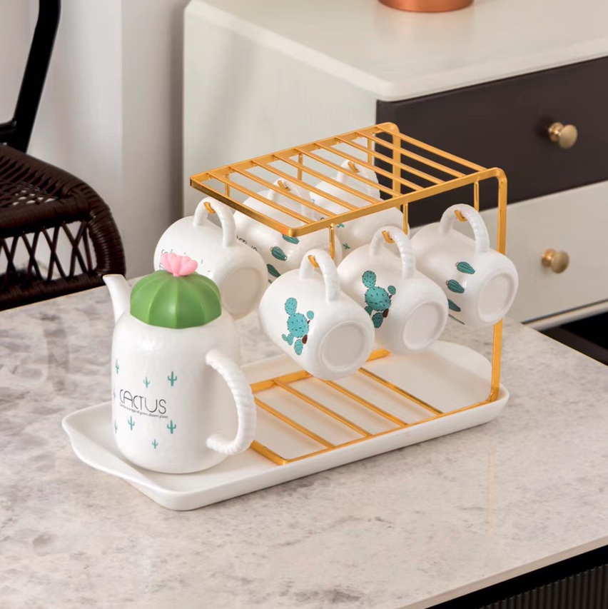 The popular home macaron ceramic coffee cup and saucer, the trendy Korean-style water bottle, the cactus print
