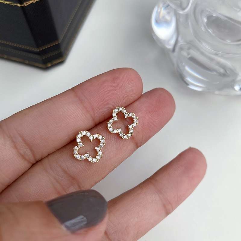 Four-leaf Clover stud earrings for women's summer, a new trendy and high-end style, a high-end brand's light luxury and niche design Specification image