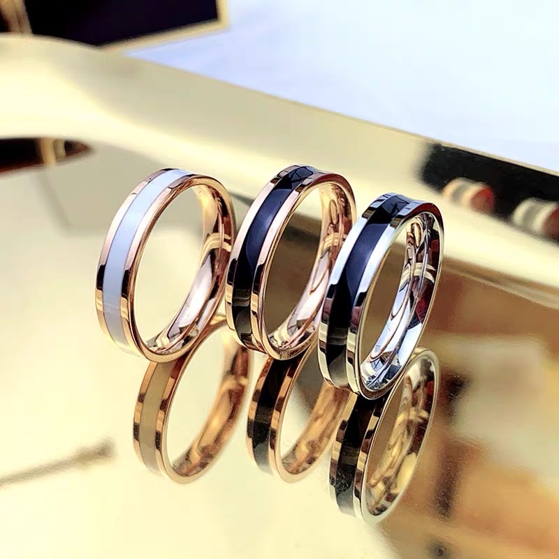 Korean-style trendy men's and women's index finger rings with oil dripping, black and white Jieya steel jewelry Application Scenario