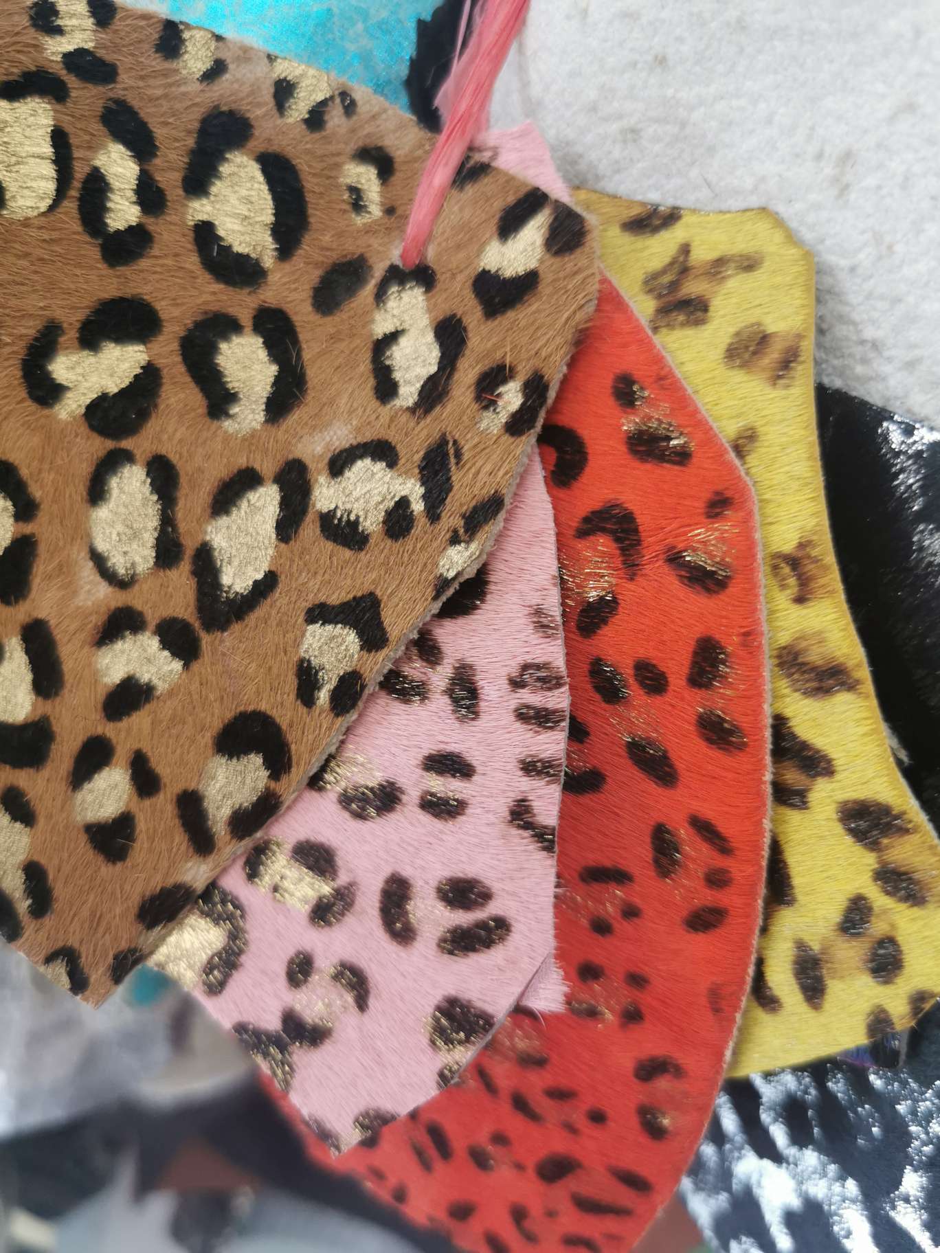 马毛大红色烫金小花纹详情图3