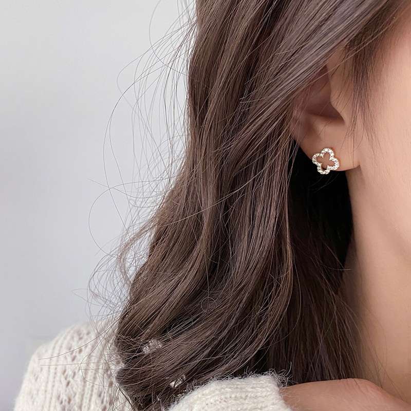 Four-leaf Clover stud earrings for women's summer, a new trendy and high-end style, a high-end brand's light luxury and niche design details Picture
