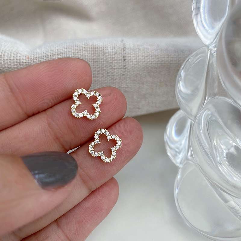 Four-leaf Clover stud earrings for women's summer, a new trendy and high-end style, a high-end brand's light luxury and niche design Application Scenario