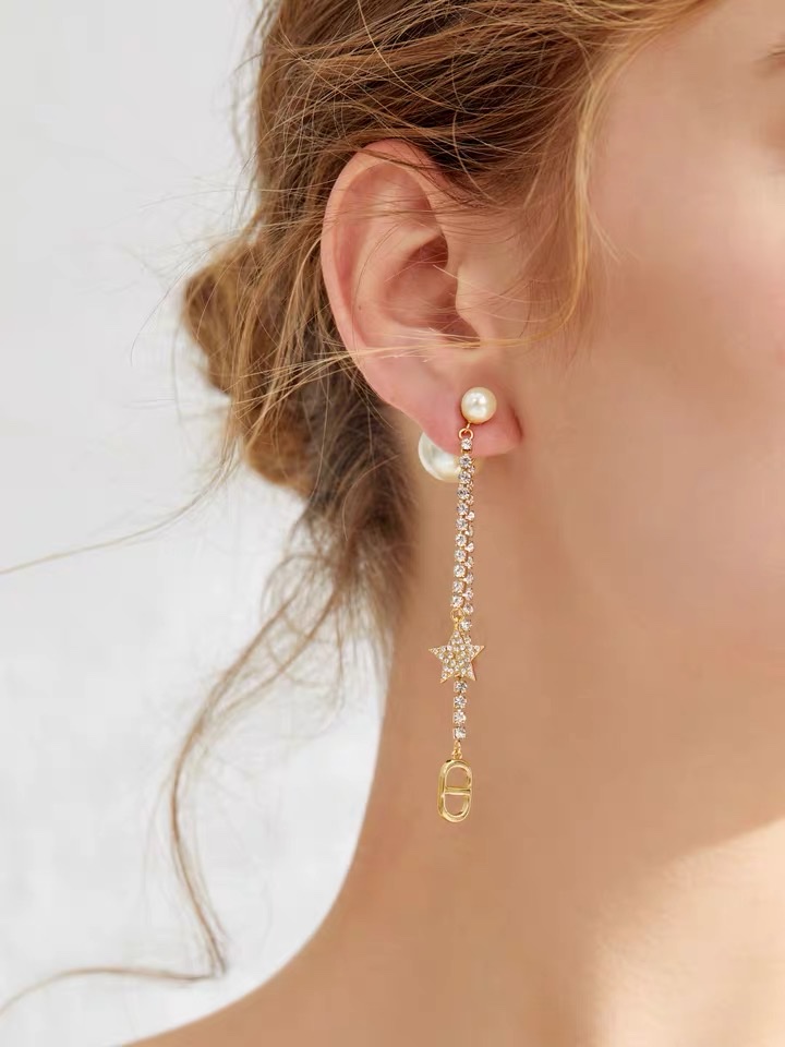 Front and back pearl earrings details Picture