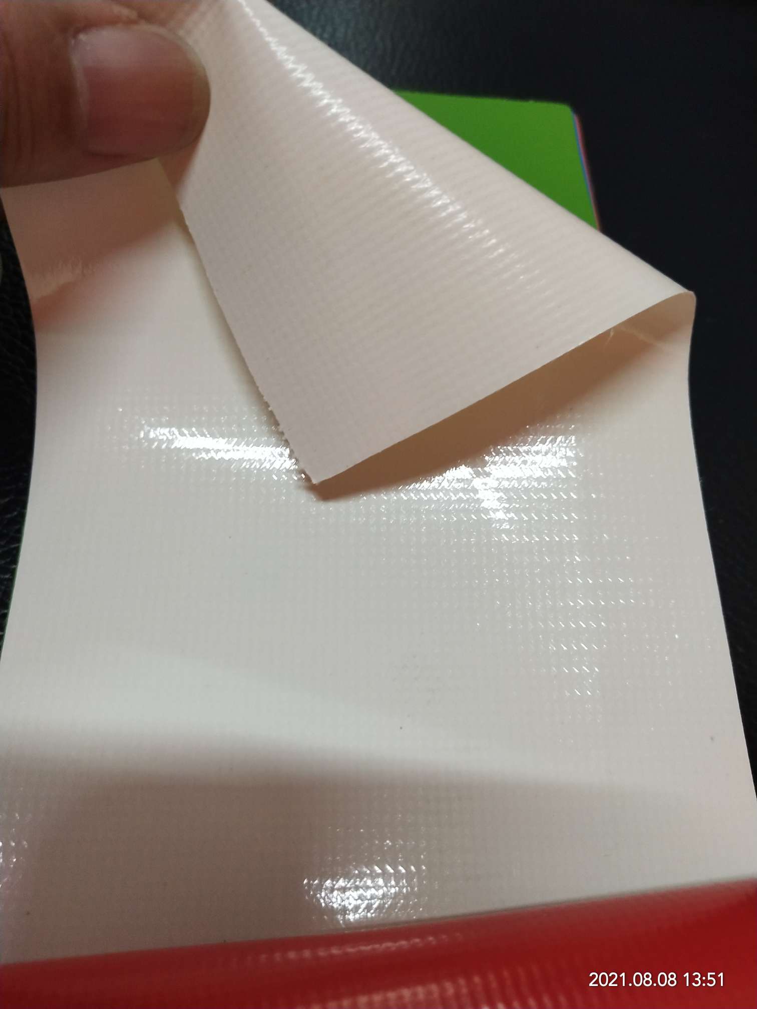 优质光面0.47mm厚奶白色PVC夹网布  箱包布  机器罩家具罩  体育游乐产品  格种箱包袋专用面料详情图4