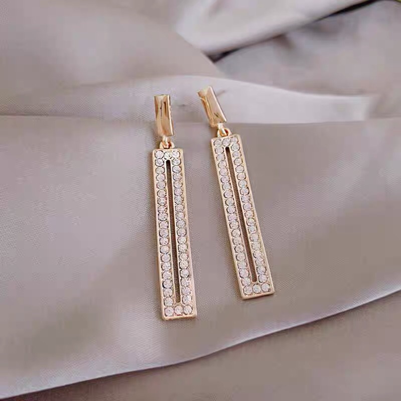 Personalized strip design full of delicate earrings with sparkling sparkling light