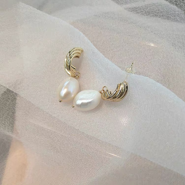 Wound pearl earrings