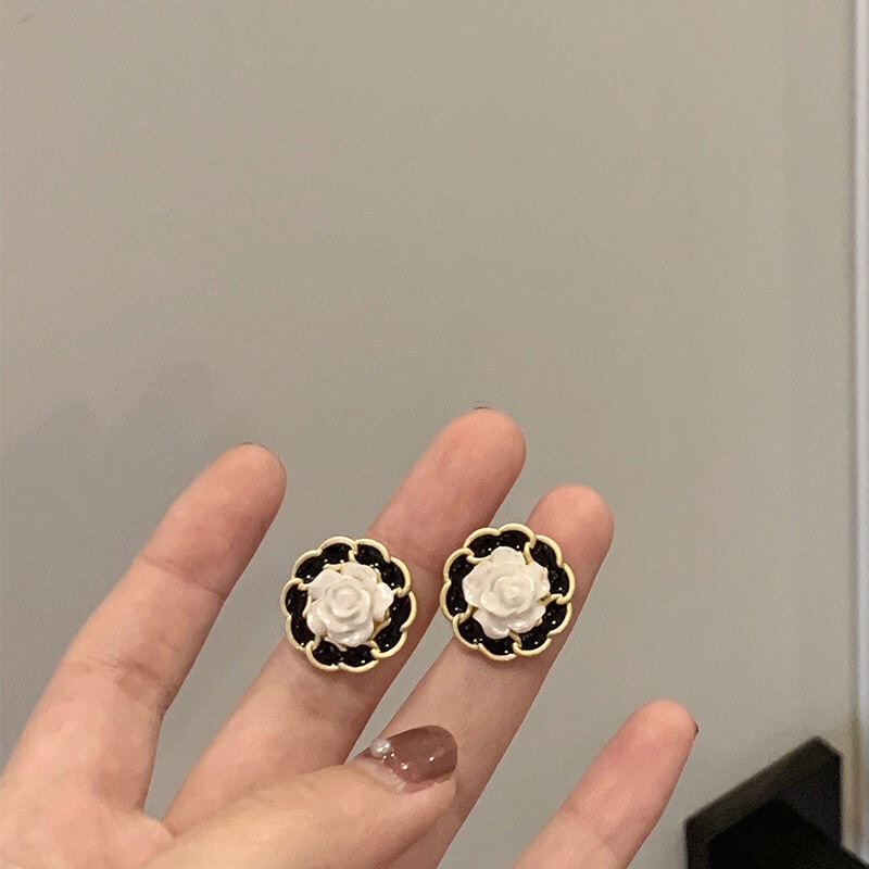 South Korea small fresh earrings simple cold wind earrings 2021 new Korean version of ins earrings fun simple in the wind cute sweet small ear piercing cute personality thumbnail