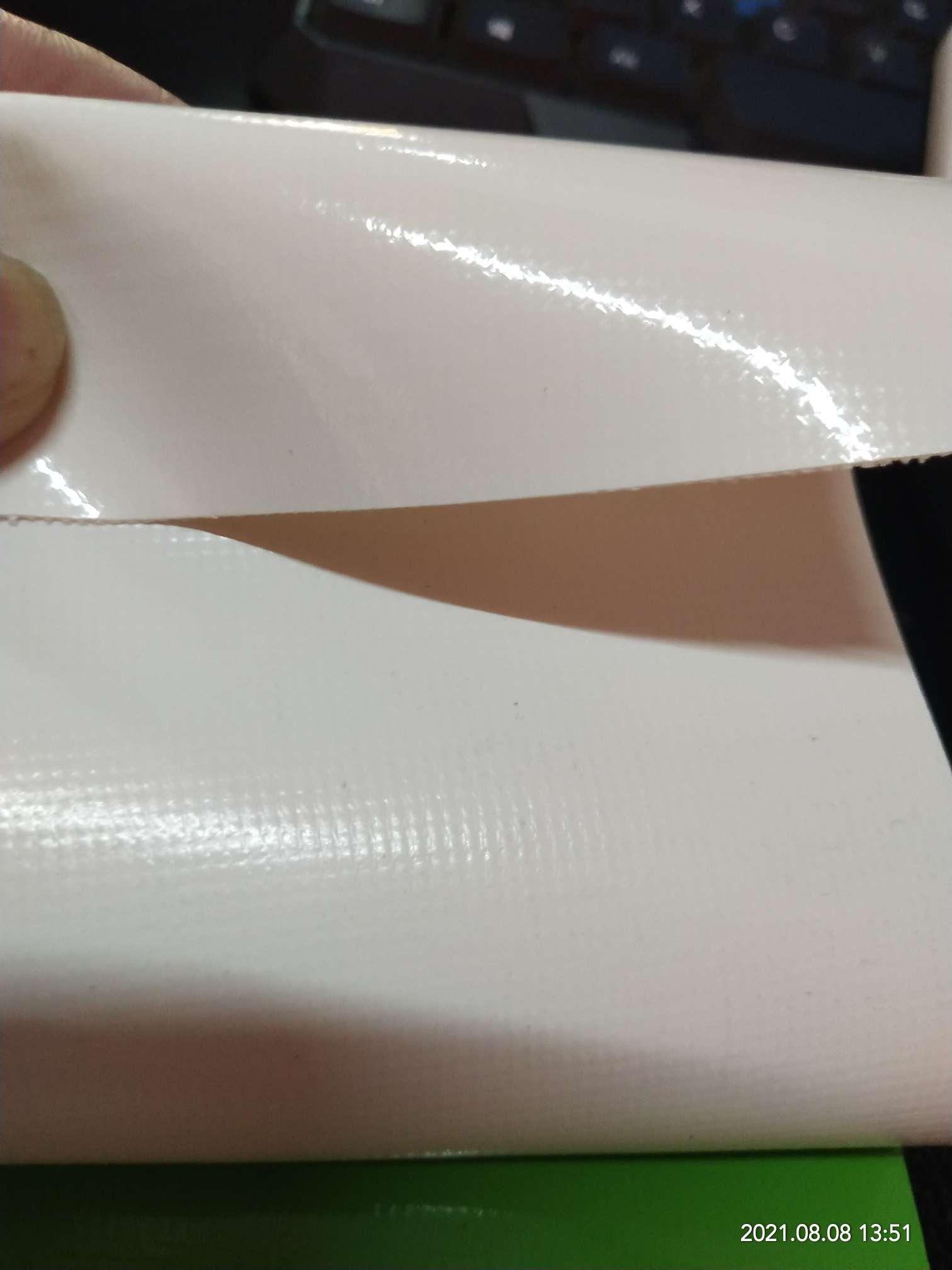 优质光面0.47mm厚奶白色PVC夹网布  箱包布  机器罩家具罩  体育游乐产品  格种箱包袋专用面料详情图3