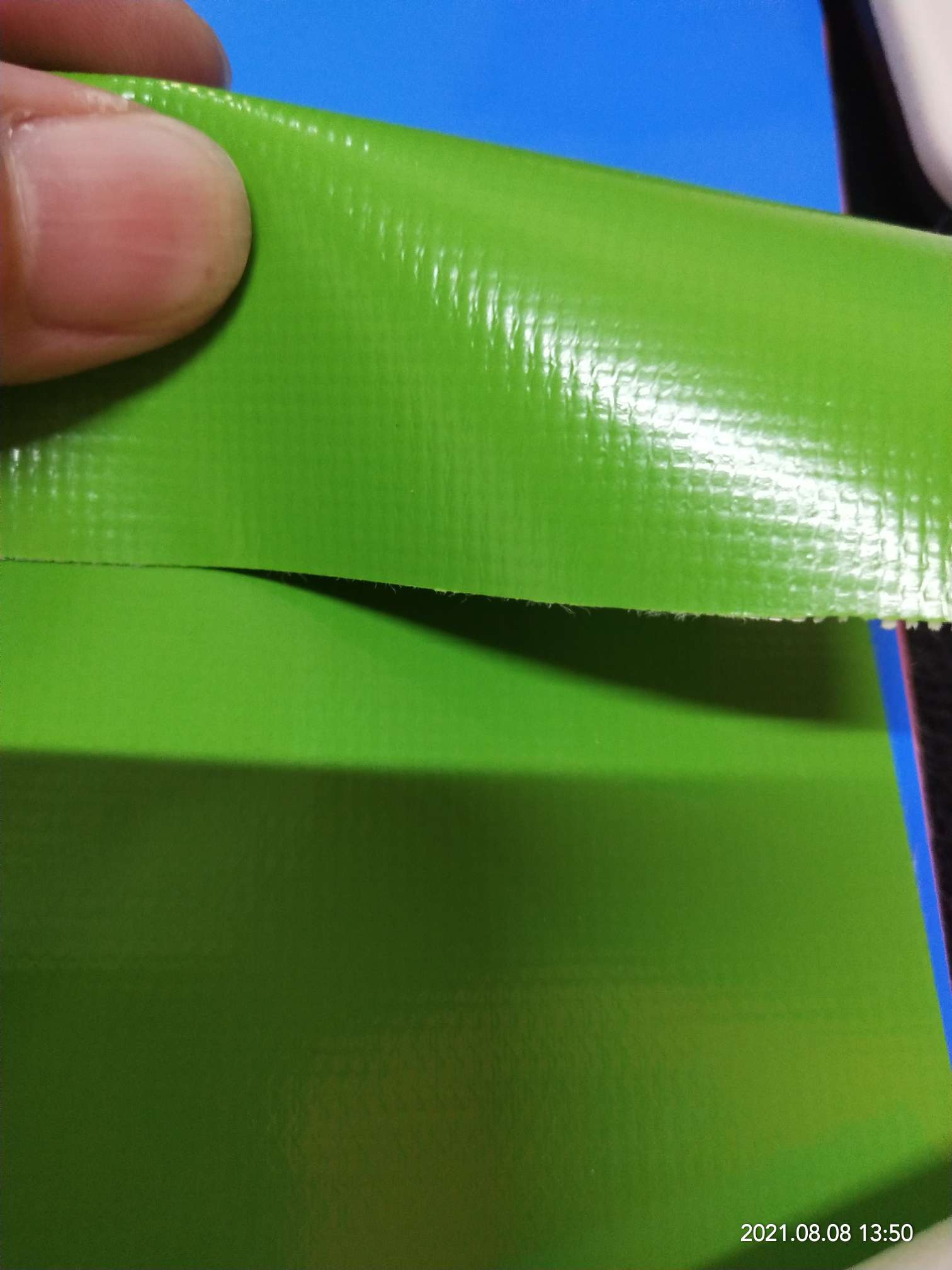 High-quality glossy 0.47mm thick light green PVC mesh fabric for luggage bags, machine covers, furniture covers, sports and entertainment products, and other types of luggage bags detail image 1