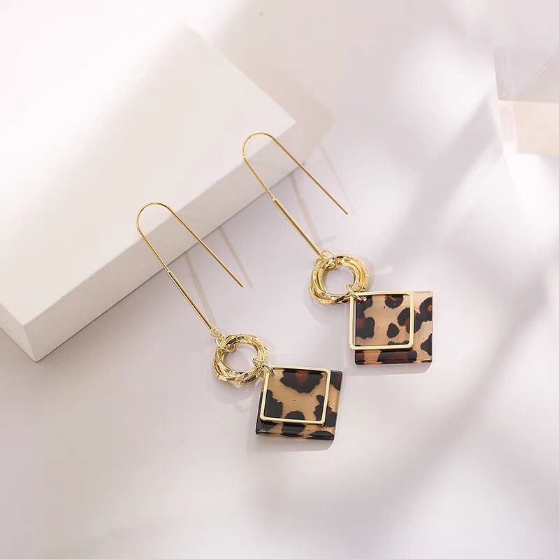 Long and stylish Korean-style ear hooks that are versatile and fashionable in Europe and America