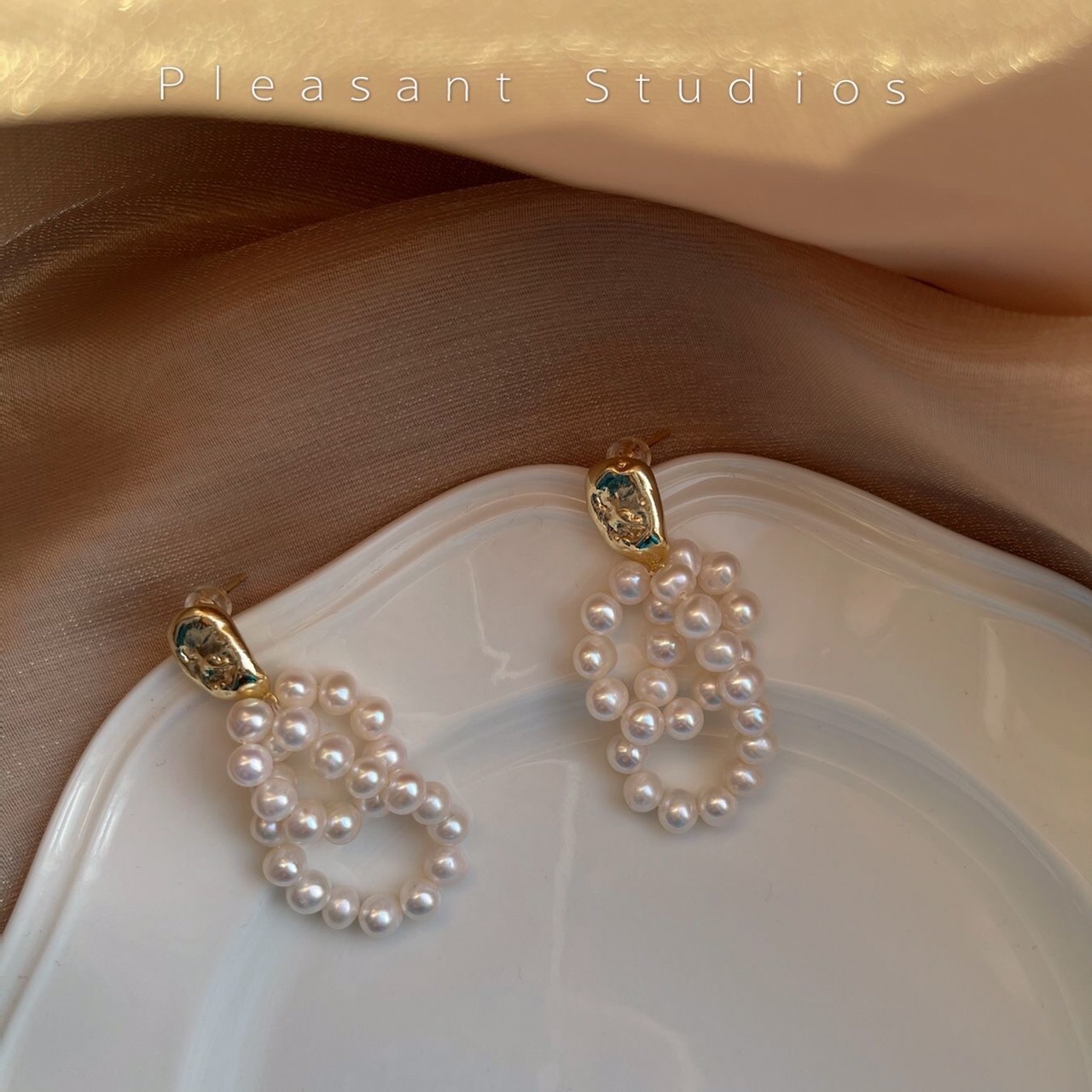 South Korea micro-inset asymmetrical pearl earrings simple cold wind earrings 2021 new Korean version of ins earrings fun simple in the wind cute sweet small ear piercing cute personality thumbnail