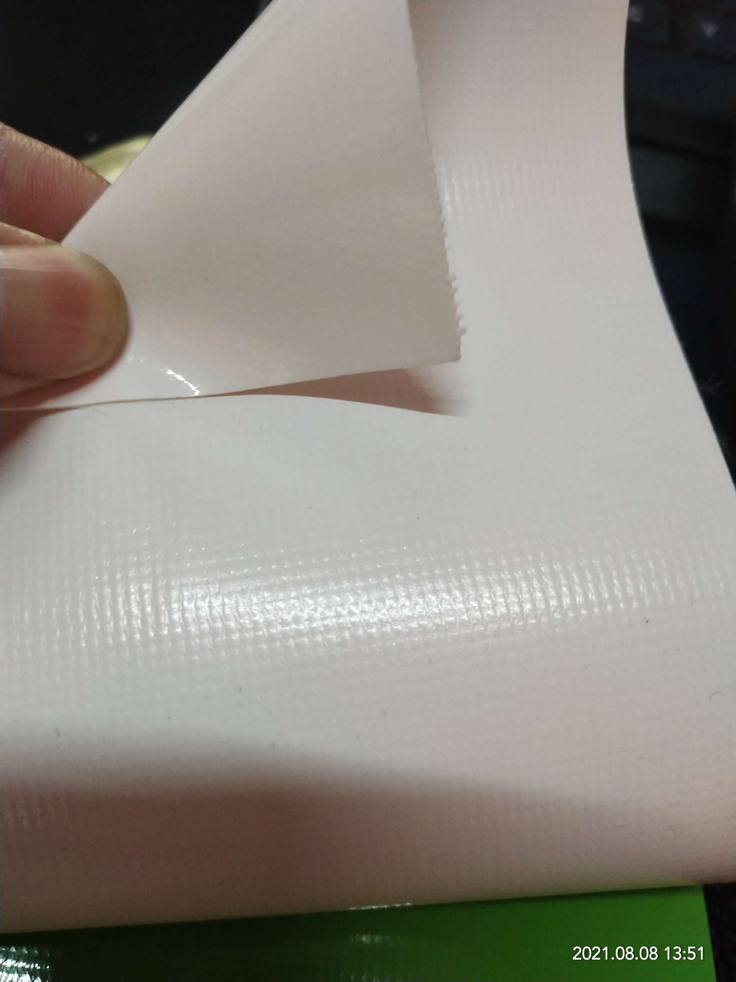 优质光面0.47mm厚奶白色PVC夹网布  箱包布  机器罩家具罩  体育游乐产品  格种箱包袋专用面料详情图5