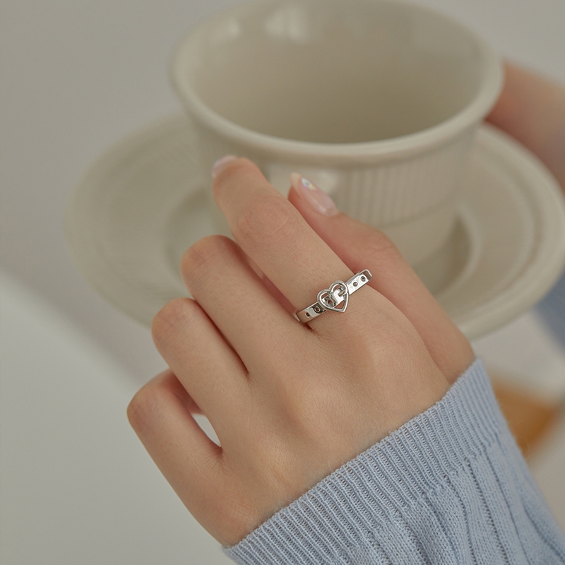 The heart-shaped belt buckle ring is a fashionable, unique and versatile index finger ring with a niche design and an adjustable opening Item Picture
