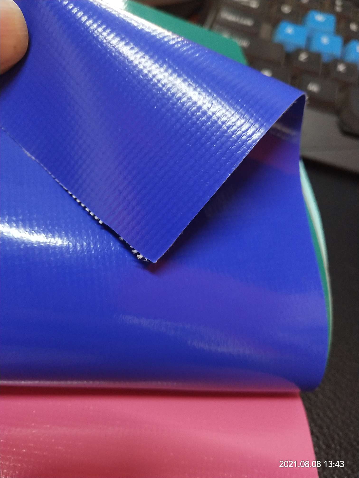 优质光面0.47mm厚深蓝色PVC夹网布  箱包布  机器罩家具罩  体育游乐产品  格种箱包袋专用面料详情图3