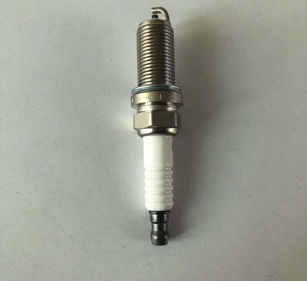 The spark plug 22401-8H515 is suitable for Nissan vehicles details Picture