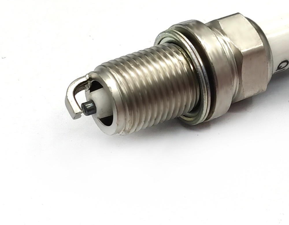 The spark plug 90919-YZZAA is suitable for Toyota vehicles details Picture
