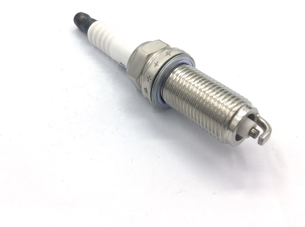 The spark plug 90919-01235 is suitable for Toyota vehicles details Picture