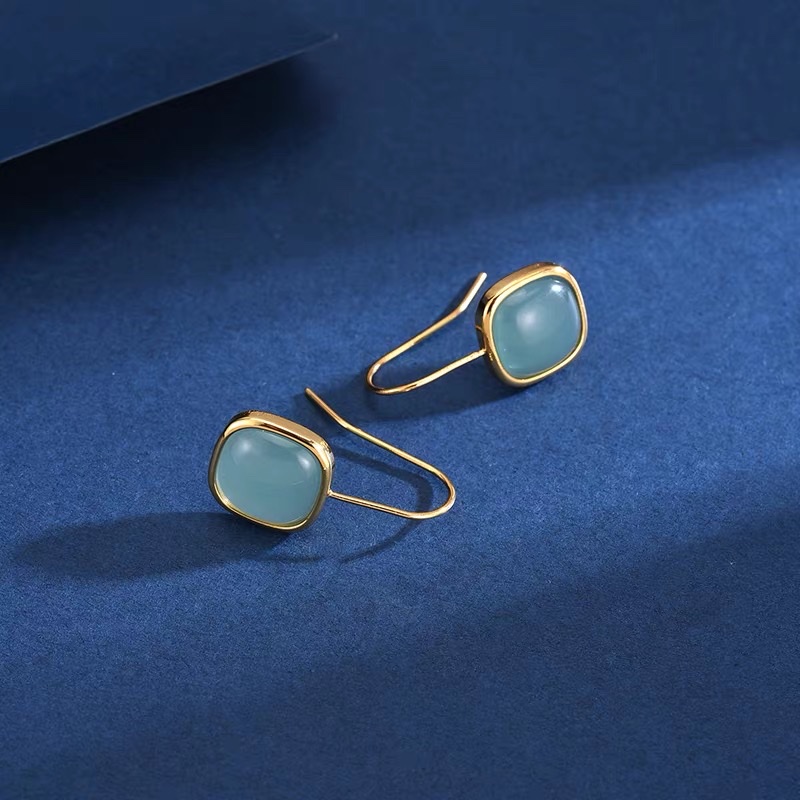 The trendy short, fresh and original design of the ear hooks with a high-end and cool style details Picture