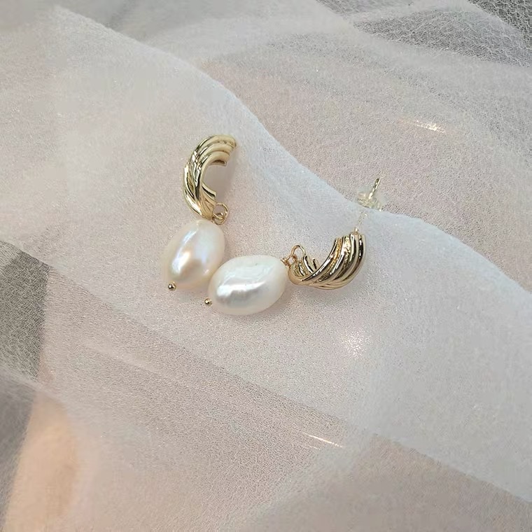 Wound pearl earrings details Picture