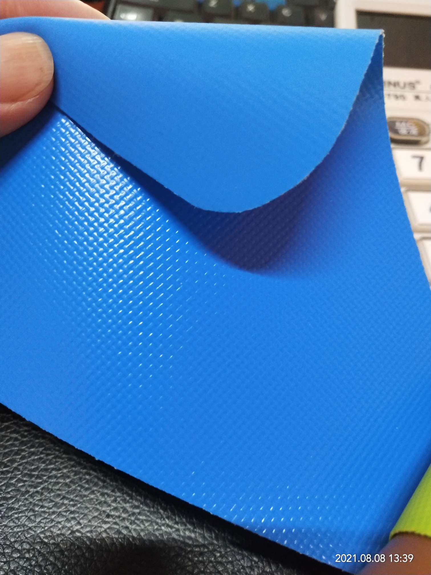 优质雾面0.45mm厚浅蓝色PVC夹网布  箱包布  机器罩家具罩  体育游乐产品  格种箱包袋专用面料详情图3