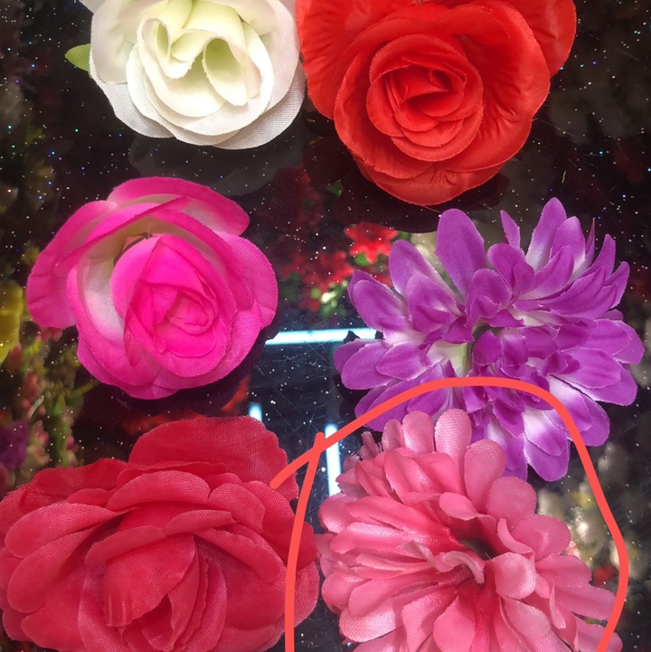 0435-122各种玫瑰花和菊花的花朵，花圈的核心。