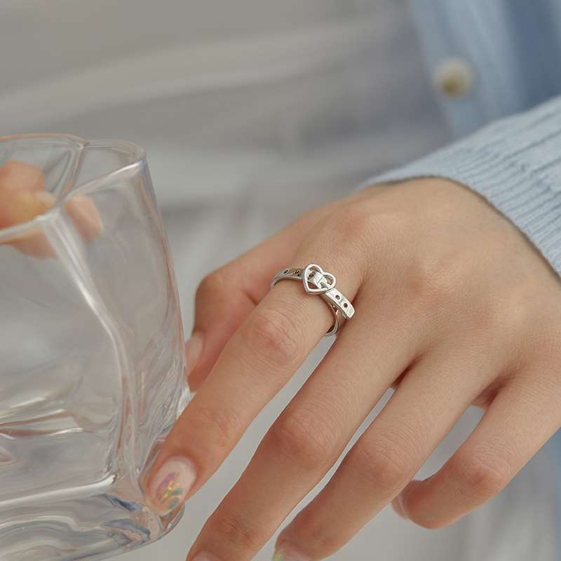 The heart-shaped belt buckle ring is a fashionable, unique and versatile index finger ring with a niche design and an adjustable opening Specification image