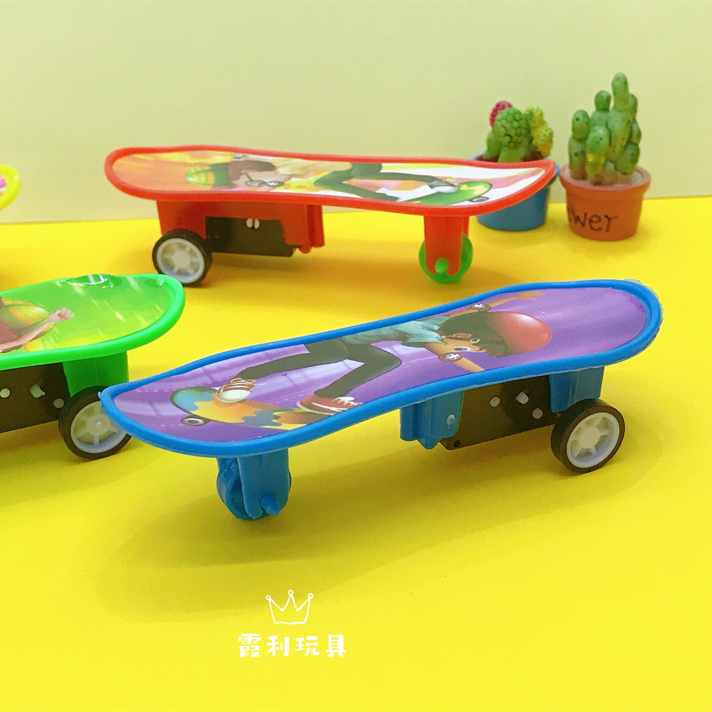 Huili electric scooter, finger skateboard, children's plastic toy gift Application Scenario