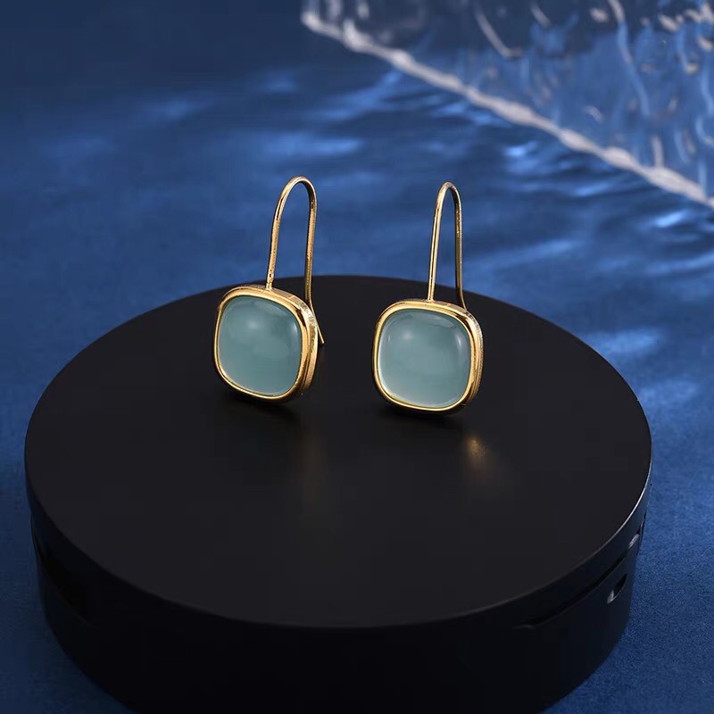 The trendy short, fresh and original design of the ear hooks with a high-end and cool style