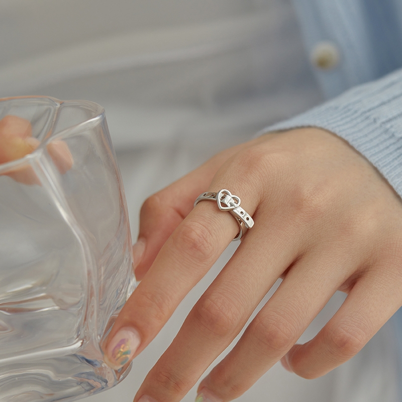 The heart-shaped belt buckle ring is a fashionable, unique and versatile index finger ring with a niche design and an adjustable opening
