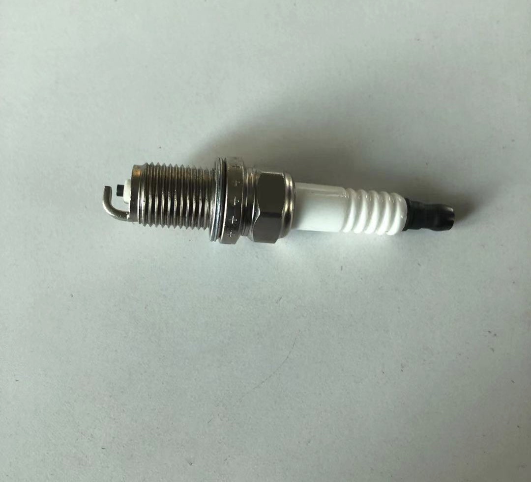 The spark plug 90919-YZZAA is suitable for Toyota vehicles detail image 3