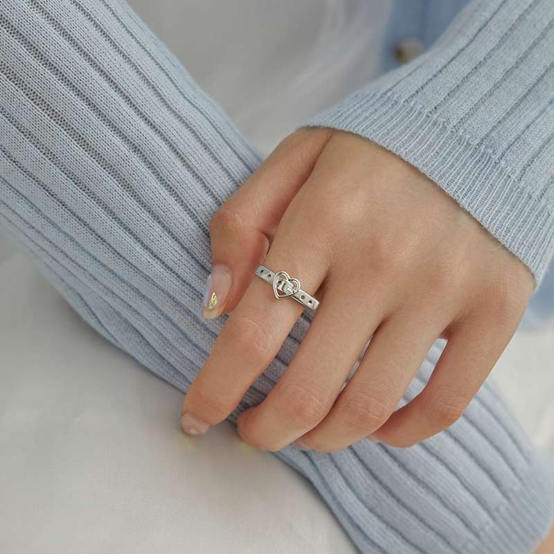 The heart-shaped belt buckle ring is a fashionable, unique and versatile index finger ring with a niche design and an adjustable opening Application Scenario