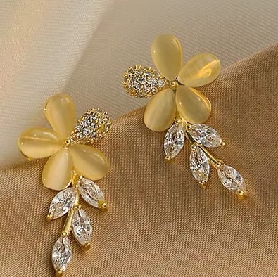 Cat eye water drop zircon earrings